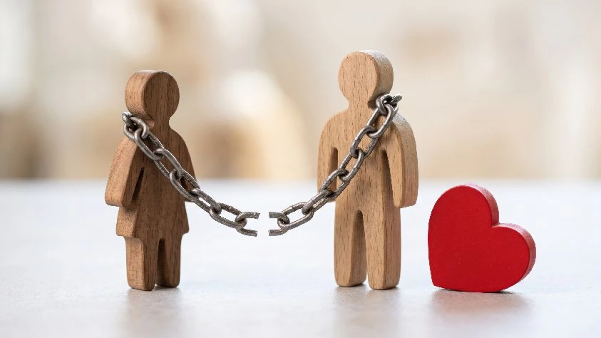 Muñecos que representan relación tóxica